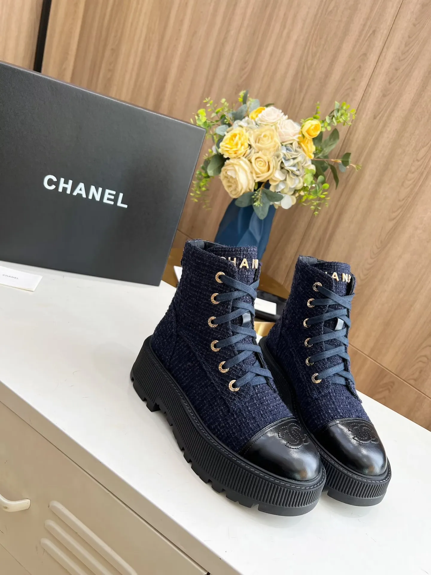 👟👟Ex-factory price 560👟👟 The original model of the new autumn and winter Chanel ankle boots✅ The strap design is super easy to put on and take off, the toe logo is electro-embroidered, the tongue is also a metal brand logo, fabric: special material, lining/foot pads: cow lining, ultra-light rubber non-slip and wear-resistant outsole, color: black, white, blue, code number: 34-41 (34, 41 need to be customized) Packaging: cloth bag card